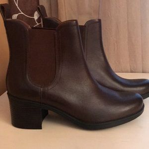 Gorgeous + comfy brown leather Clarks Boots